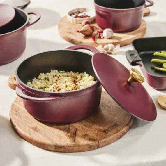 Maxwell & Williams Cast Lite - Non-stick Casserole 24cm/4.2l Cherry